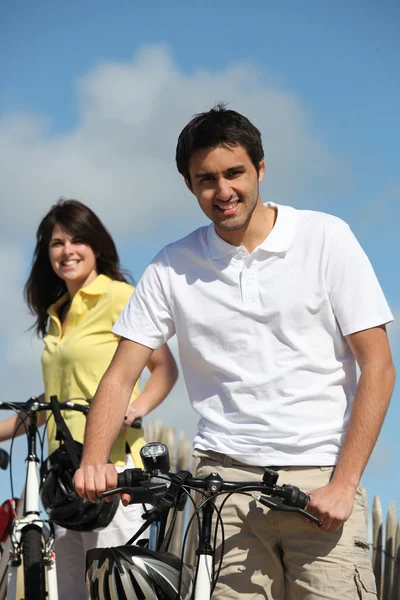 Par njuter av en cykeltur tillsammans — Stockfoto