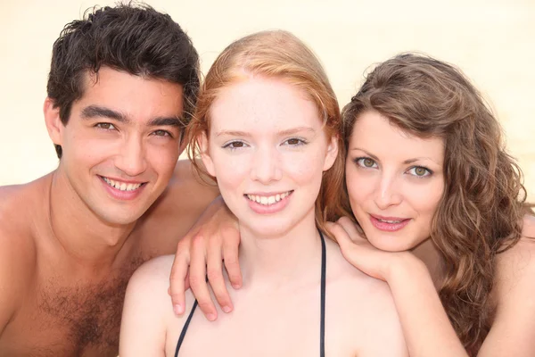 Drie tieners op het strand — Stockfoto