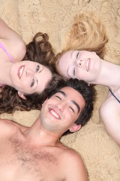 Tieners ontspannen op het strand — Stockfoto