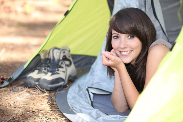 Kadın bir çadırda — Stok fotoğraf