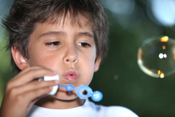Jeune enfant soufflant des bulles — Photo