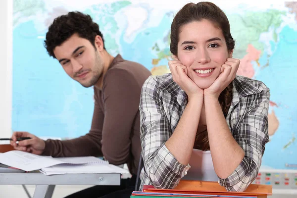 Två elever i geografi klassrum — Stockfoto