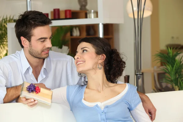 Man giving present to woman — Stock Photo, Image