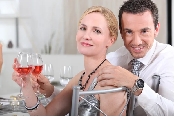 Пара з трояндовим вином на вечірці — стокове фото