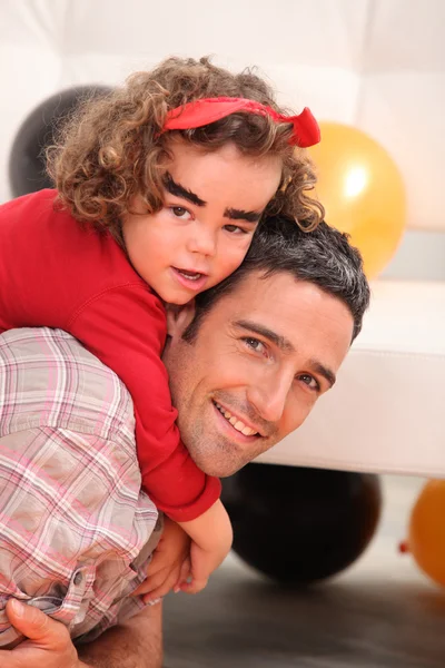 ハロウィーンを祝っているパパの背中に小さな女の子 — ストック写真