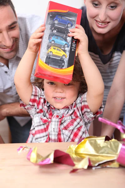 Kleiner Junge eröffnet Geburtstagsgeschenk — Stockfoto