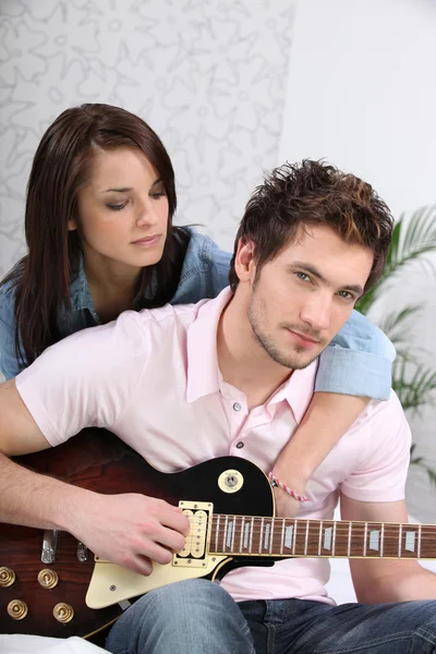 Junge Frau und junger Mann mit Gitarre — Stockfoto