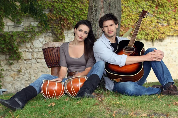 Musical couple in filed — Stock Photo, Image