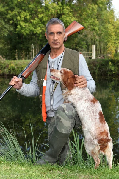 Хантер стоял с собакой — стоковое фото