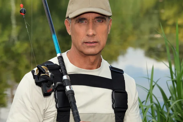 Bonito pescador de meia-idade à beira-rio — Fotografia de Stock