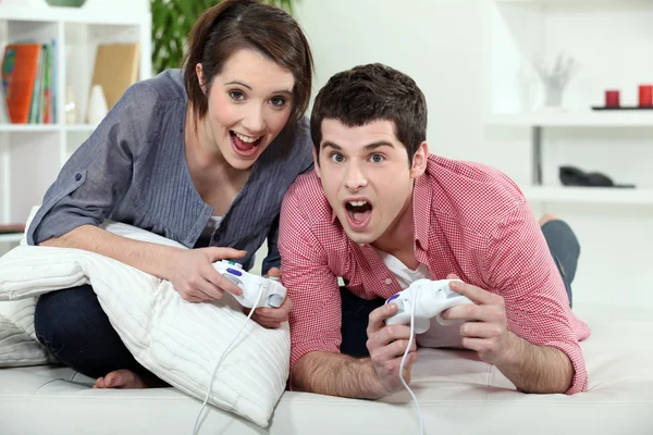 Video oyunu oynayan genç çift — Stok fotoğraf
