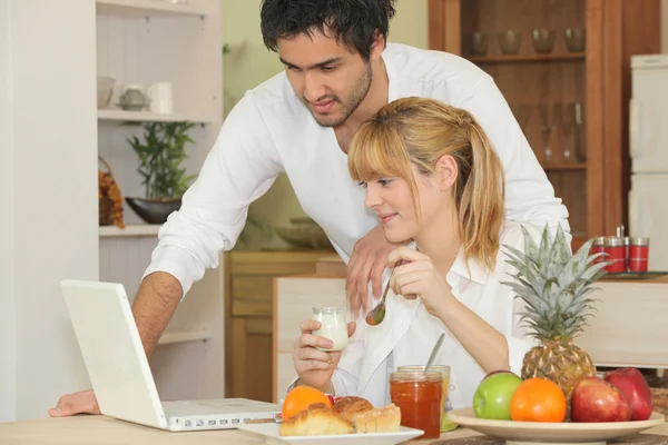 Par med laptop med frukost — Stockfoto