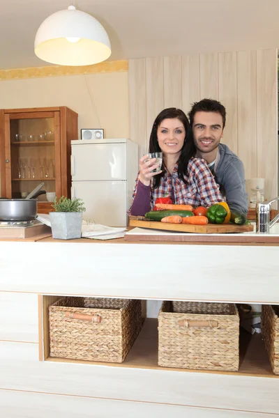 Paar bereitet Gemüse zu — Stockfoto