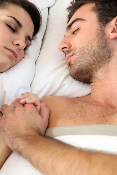 Paar schläft — Stockfoto