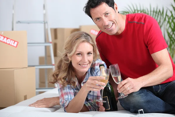 Ett par som firar med champagne. — Stockfoto