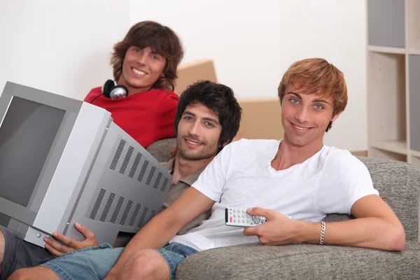Új ház mozog, három fiatal férfi — Stock Fotó