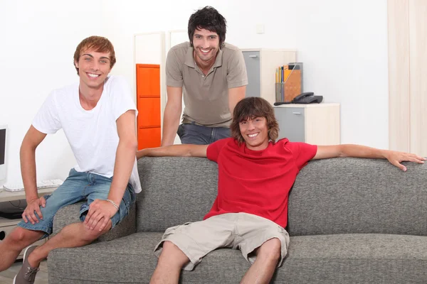 三个小伙子在家里放松 — 图库照片