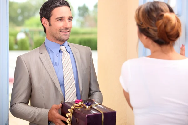 Boyfriend delivering girlfriend present — Stock Photo, Image