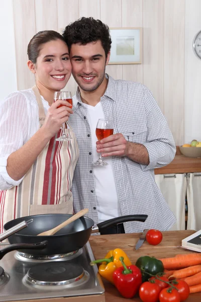 Paar kocht zusammen und trinkt Wein — Stockfoto