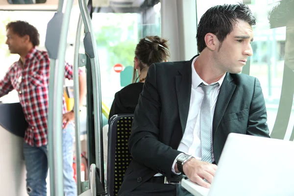 Biznesmen w autobusie — Zdjęcie stockowe