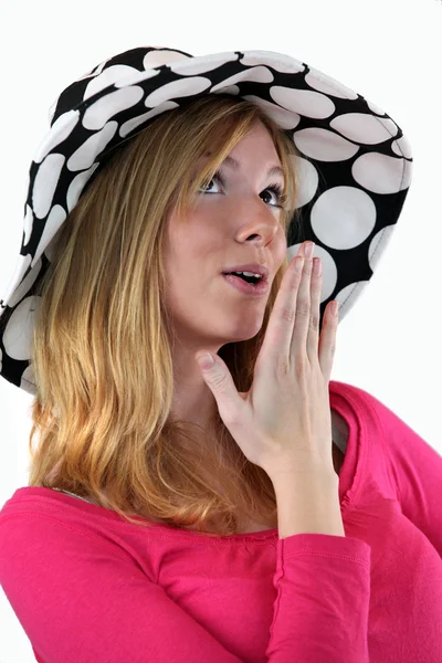Mulher em um chapéu de disquete de bolinhas — Fotografia de Stock