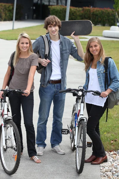 Studenten met fietsen en skateboard — Stockfoto