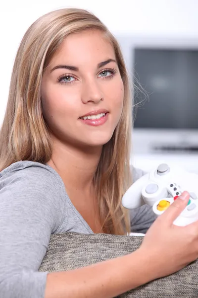 Дівчина-підліток грає в комп'ютерні ігри — стокове фото
