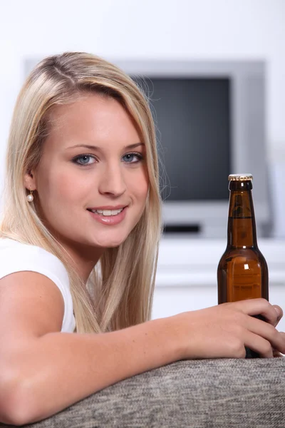 Genç kız ile bir şişe bira — Stok fotoğraf