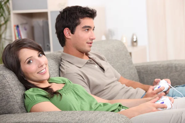 Couple playing video game — Stock Photo, Image
