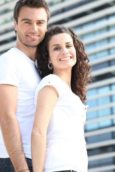 Couple stood in front of office block — Stock Photo, Image