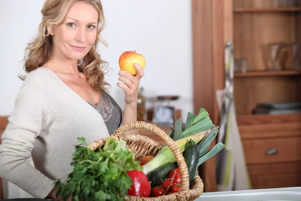 Vrouw bedrijf apple. — Stockfoto