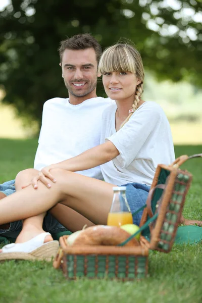 公園でピクニックを持っているカップル — ストック写真