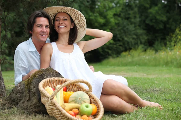 Pasangan yang manis sedang piknik vegetarian . — Stok Foto