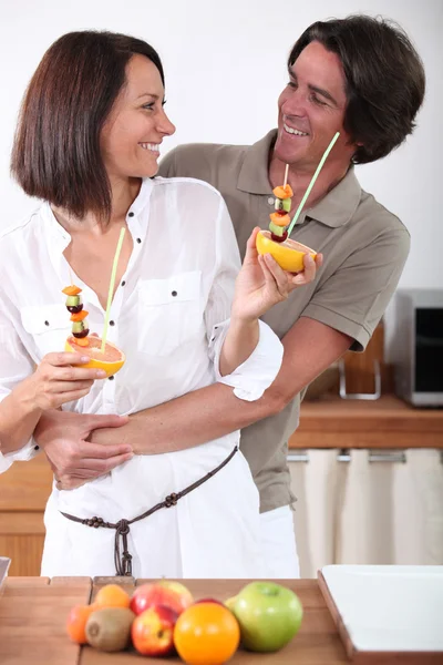 Casal fazendo espetos de frutas — Fotografia de Stock