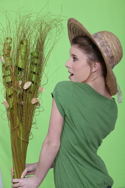 Mulher admirando planta verde — Fotografia de Stock