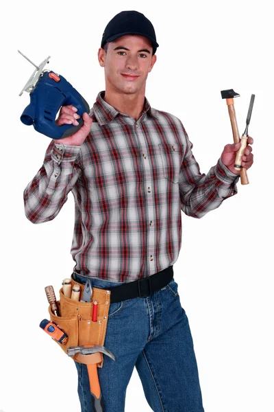 Retrato de carpinteiro segurando broca e martelo — Fotografia de Stock
