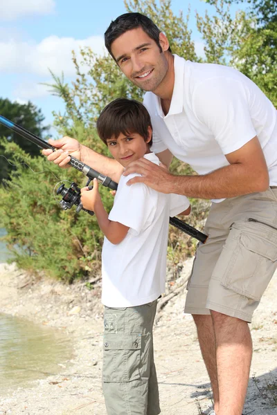 Baba oğul balık tutuyor. — Stok fotoğraf