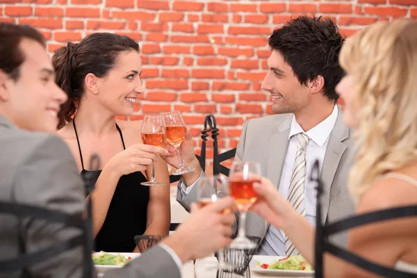 Romantische viertal in restaurant — Stockfoto