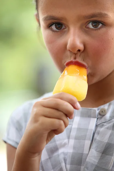 Menina comendo gelo lanoso — Fotografia de Stock