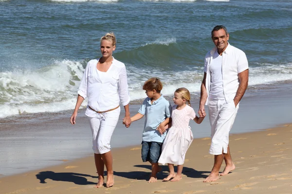 在海滩上散步的家庭 — 图库照片