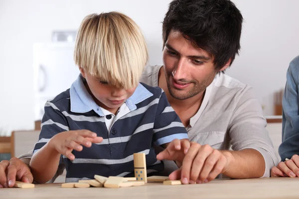 Pai e filho jogando dominó — Fotografia de Stock
