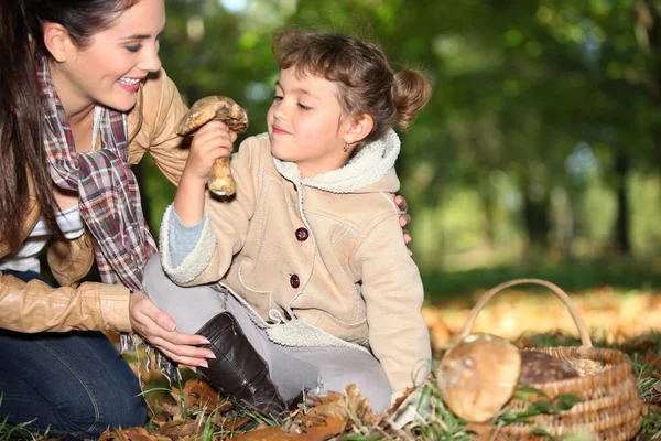 Mummy and daughter in the woods — Stock Photo, Image