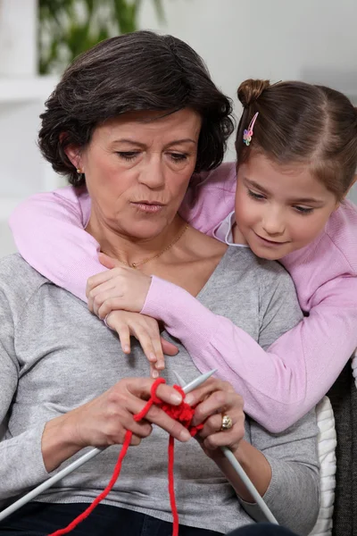 Babička pletení pro její vnučka — Stock fotografie