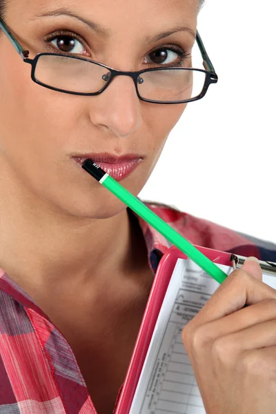 Vrouw dragen van een bril en houden een Klembord — Stockfoto