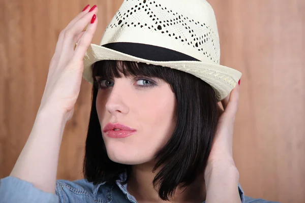 Žena úpravy její klobouk — Stock fotografie