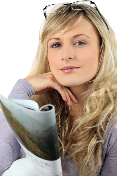 Blond woman reading magazine — Stock Photo, Image