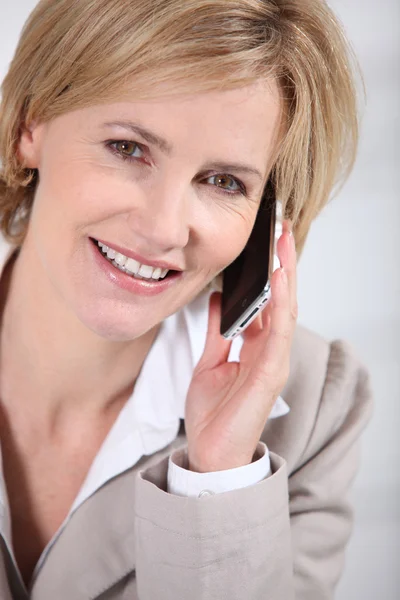 Бізнес-леді на мобільному телефоні — стокове фото