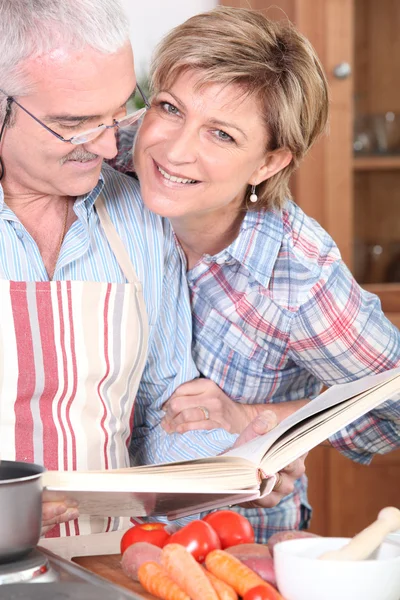 Mature couple cooking together — Stock Photo, Image