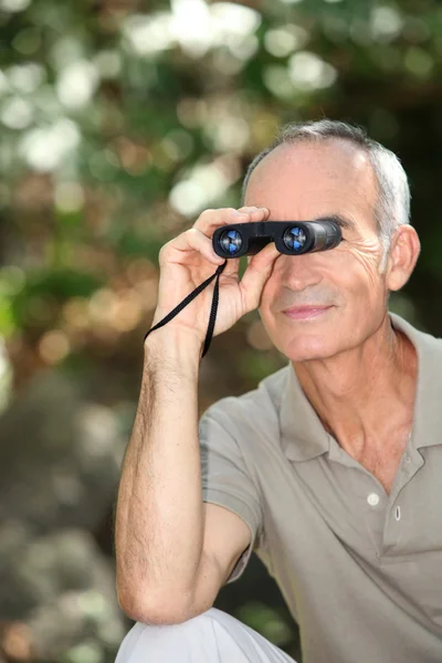 Senior Mann Vogelbeobachtung mit Fernglas — Stockfoto