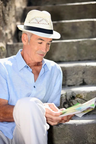 Oude man lezing tijdschrift — Stockfoto